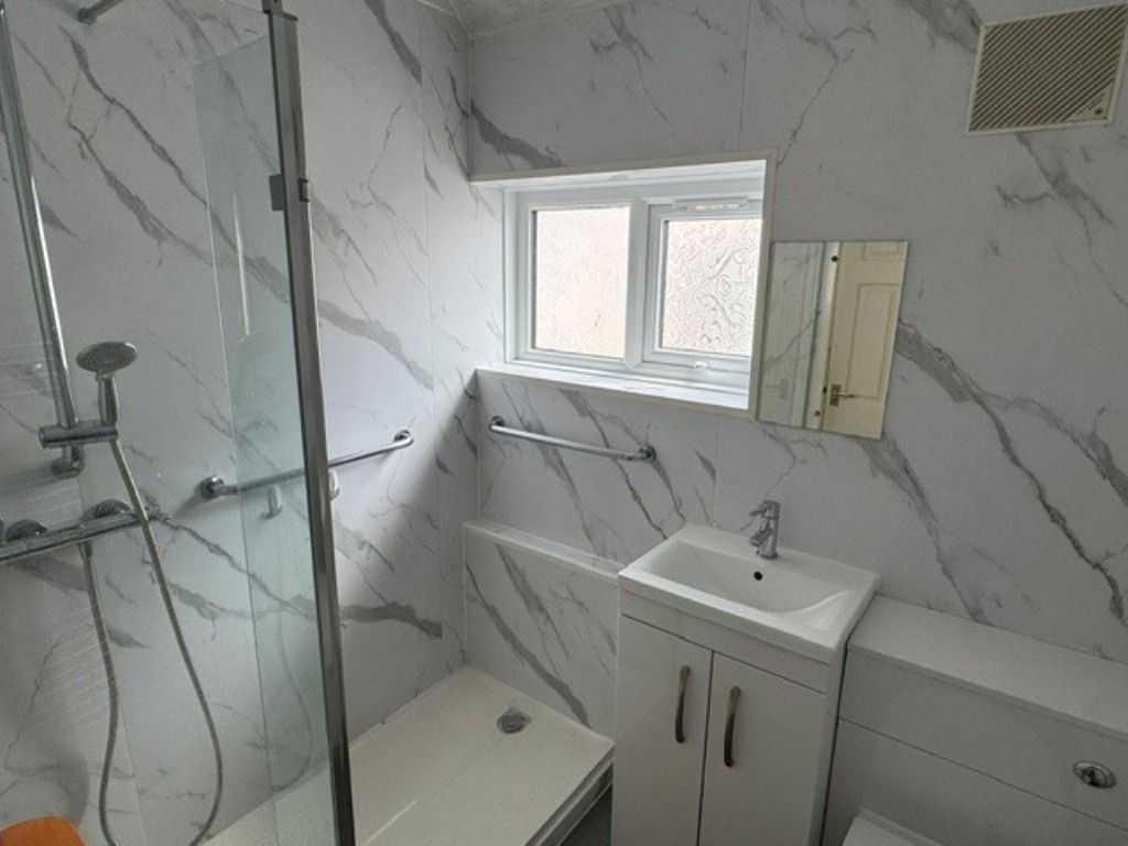 Lot: 228 - HOUSE WITH STRUCTURAL ISSUES FOR IMPROVEMENT - Shower room